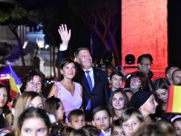 Columna lui Traian, luminată în culorile României. Iohannis, aplaudat de sute de români