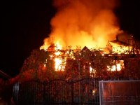 Și-a pierdut casa recent construită și 25.000 de euro într-un incendiu de proporții