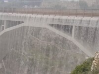 Podul care s-a transformat într-o cascadă din cauza inundațiilor severe din Italia. VIDEO