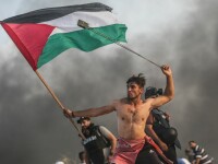 Protestatar palestinian, surprins într-o ipostază ce amintește de o pictură din 1830