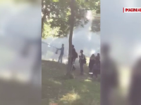 Director de liceu din Timișoara, filmat în timp ce alunga elevii care fumau cu un extinctor