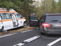 Ambulanță în misiune, lovită de o mașină, în Maramureș. Șoferul considerat responsabil a fugit