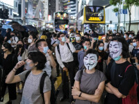 Proteste violente în Hong Kong după interzicerea măștilor la manifestații