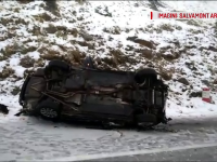 O maşină a alunecat pe gheaţă pe Transfăgăraşan, dar a căzut tot pe şosea, ceva mai jos