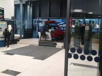 Un șofer a intrat cu mașina într-un mall din Constanța