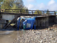 Un pod din Suceava a căzut cu tot cu camionul care îl traversa. Ce spune primarul