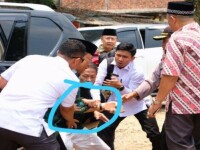 Ministrul securităţii din Indonezia a fost grav rănit joi, în timp ce vizita un oraş din insula Java.