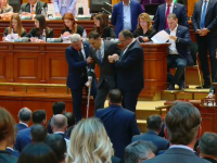 VIDEO. Aplauze în Parlament. Un parlamentar bolnav a venit în cârje ca să voteze moțiunea