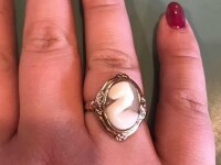 A vrut să se laude cu inelul de logodnă, dar a omis un detaliu. De ce a fost criticată