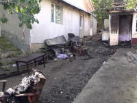Supărat că l-a părăsit soția, un bărbat din Neamț a dat foc casei. De ce se tem vecinii
