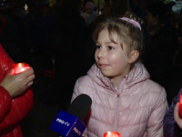 Reacția unei fetițe adusă de părinți la moaștele Sfintei Parascheva: 