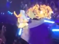Lady Gaga, în braţele unui fan, a căzut de pe scenă: „Am crezut că a murit”. VIDEO