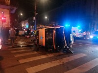 O ambulanţă a fost lovită de un taximetru, în Cluj. 6 persoane au fost rănite