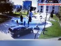 Un șofer din Bacău a intrat cu mașina printre pietonii din parc ca să își facă poze