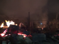Un incendiu puternic a distrus 4 case din Bacău. Focul, întreținut de lemnele pentru iarnă
