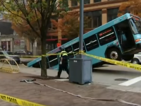 Momentul în care un autobuz cu pasageri este ”înghițit” de asfalt