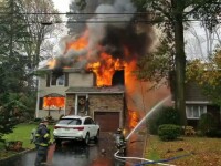 Un avion s-a prăbușit peste o casă în SUA. Trei locuințe au luat foc. VIDEO