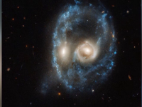 Imagine uimitoare surprinsă în spaţiu. Două galaxii par că formează chipul unui supererou