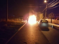 Mașini în flăcări după ce o tânără de 18 ani a lovit autospeciala poliției. Au fost 5 victime: ”E nenorocire ce e aici!”