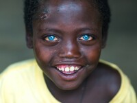 Toți membrii unui trib din Indonezia au ochii albaștri. Care este explicația