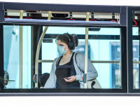 Femeie bătută cu pumnii și picioarele într-un autobuz din Suceava pentru că a tușit în mască. ”Ucid covidu'!”