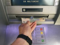 Bancă din România, amendată pentru că a dezvăluit că un client a cerut bani pentru 