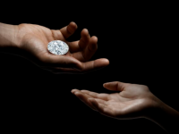 Un diamant de 102 carate s-a vândut cu peste 15 milioane de dolari. De la cât a început licitația