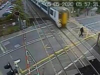 Momentul în care un tren trece la câțiva centimetri de un bărbat. Ce căuta omul pe calea ferată