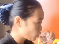 O femeie de serviciu din China a băut apă din toaletă. Motivul pentru care a apelat la acest gest. VIDEO