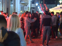 Petrecere în Centrul Vechi din Capitală. Zeci de oameni au dansat unul lângă altul