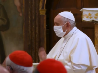 Papa Francisc a purtat pentru prima dată mască la o slujbă. Motivul pentru care și-a scos-o la un moment dat