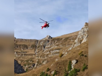 Turiști salvați cu elicopterul din Bucegi, după ce s-au prăbușit 200 de metri printre sânci