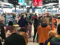 O imagine cu oameni care stau unii într-alții într-un hypermarket din Cluj a devenit virală. ”Bine că s-au închis școlile”