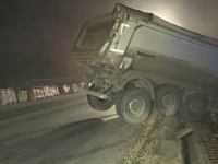 TIR, suspendat pe un pod de pe șoseaua de centură a Capitalei. Cum s-a întâmplat