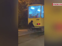 Gest inconștient la Ploiești. A mers agățat de tamponul tramvaiului