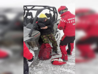 Salvamontiști, jandarmi și un polițist au intervenit după ce un turist s-a lovit la deget pe munte
