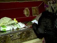 Credincioșii fac deja cozi la Sf. Parascheva. 