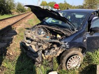 Orbit de razele soarelui, un șofer a intrat direct într-un utilaj CFR. “A avut mare noroc. Am crezut că l-am omorât”.