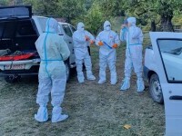 Intervenție neobișnuită a salvamontiștilor. Îmbrăcați în combinezoane au transportat doi bătrâni cu Covid