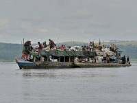 O ambarcațiune improvizată a naufragiat pe fluviul Congo. Peste 100 de morți și persoane dispărute