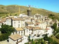 Un bărbat a transformat un sat părăsit din Italia într-un complex impresionant. Turiștii au luat cu asalt zona