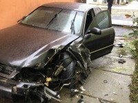 Accident bizar în Arad: o bătrână s-a trezit cu o mașină distrusă în curte. Șoferul a plecat cu plăcuțele de înmatriculare