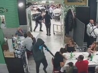 Teroare într-o pizzerie din Italia. Doi indivizi înarmați au jefuit clienții îngroziți. VIDEO