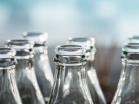 De ce este recomandat să depozităm alimentele și băuturile în recipiente de sticlă, și nu în plastic sau aluminiu