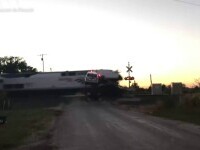 Momentul șocant în care un tren izbește din plin o platformă cu două mașini, blocată pe șine