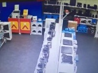 Femeia care a dat foc unui magazin de electronice dintr-un mall din București spune că era nervoasă. Cum a fost prinsă