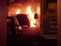O mașină a ars precum o torță într-o parcare din Oradea. Focul ar fi fost pus intenționat