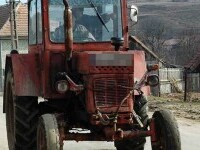 Un bărbat din Neamț a murit după ce a încercat să oprească un tractor care o luase la vale