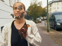O femeie din Berlin își scoate în fiecare zi la plimbare fluturii. Insectele stau fără probleme la ședințe foto cu trecătorii uimiți