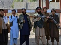 Talibanii au început să elimine imaginile cu femei de pe panouri publicitare şi din vitrine